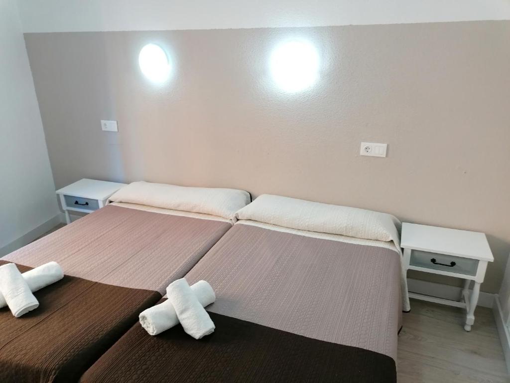 A bed or beds in a room at Hostal Hernan Cortes