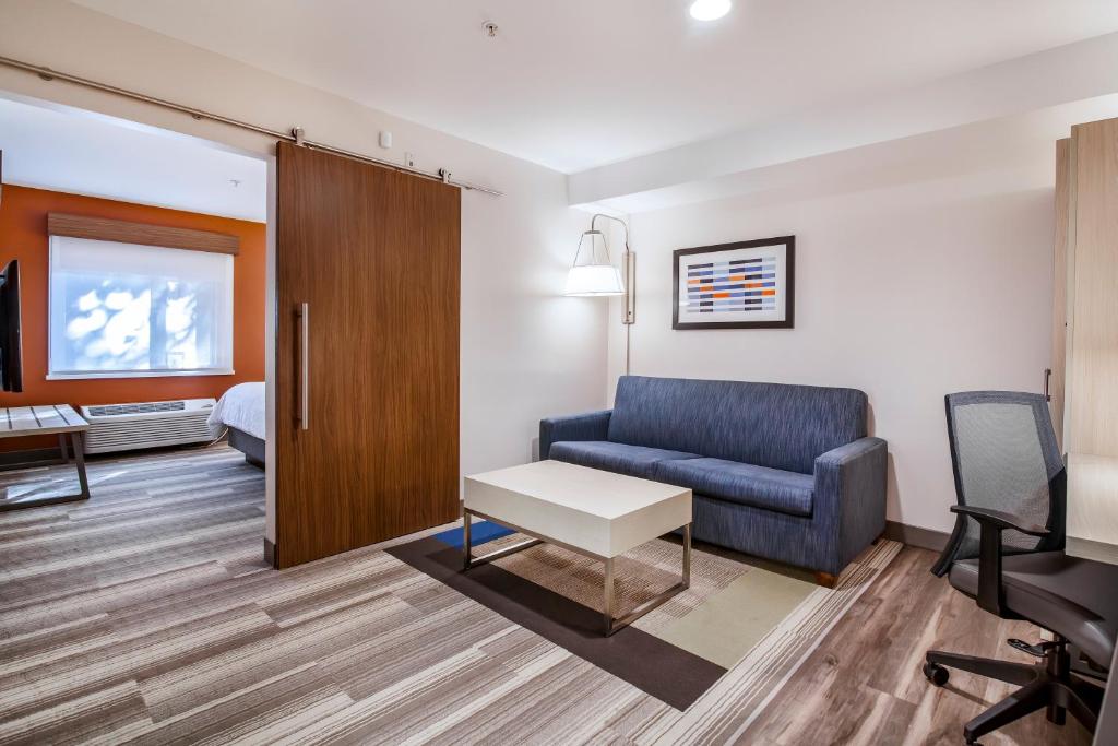 Posezení v ubytování Holiday Inn Express & Suites Langley by IHG