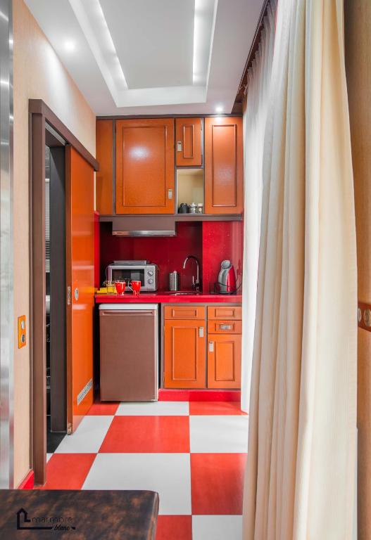 Kuchyň nebo kuchyňský kout v ubytování NOHO Boutique Koukaki , premium living