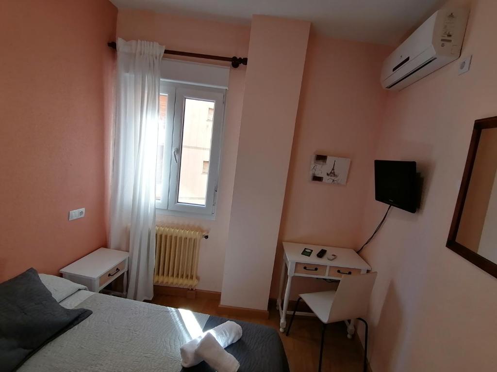 A television and/or entertainment centre at Hostal Hernan Cortes