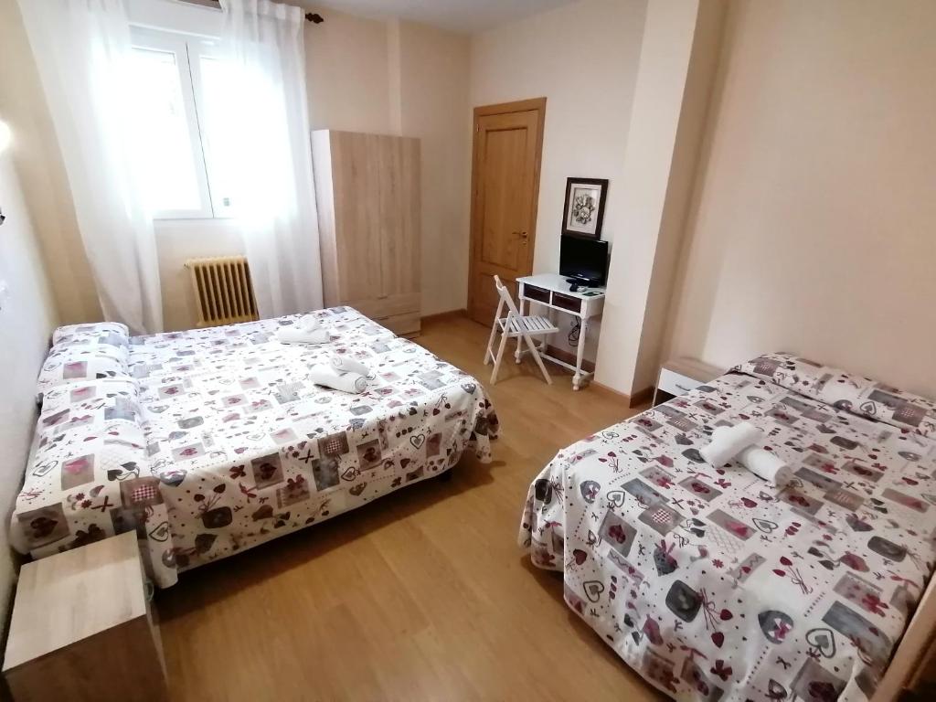 A bed or beds in a room at Hostal Hernan Cortes