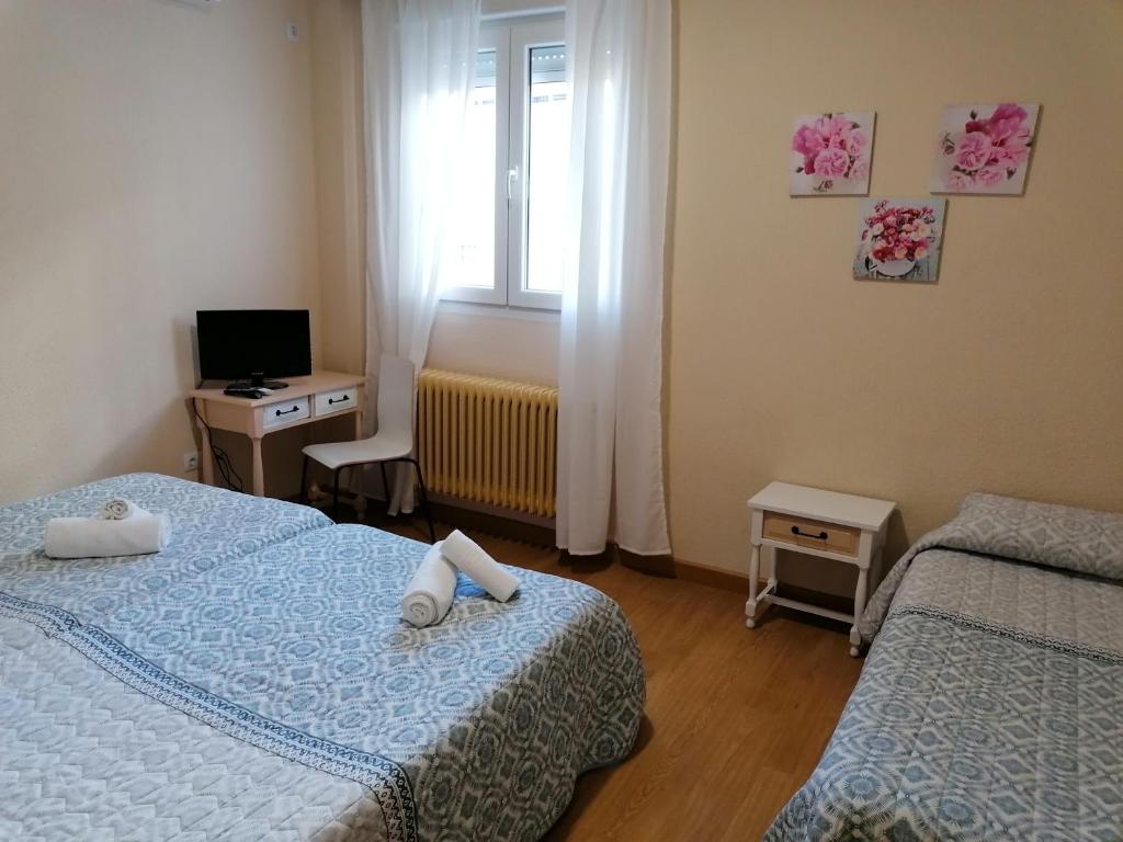 Кровать или кровати в номере Hostal Hernan Cortes