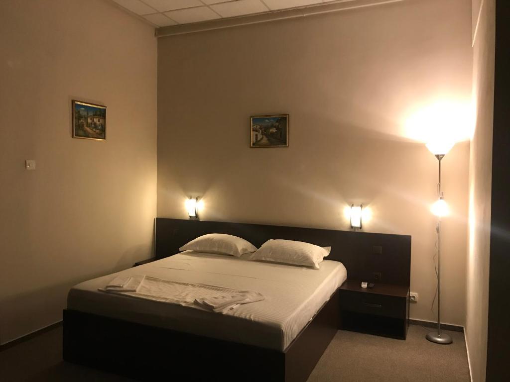 - une chambre dotée d'un lit avec deux lumières dans l'établissement Casa IDA 1896, à Galaţi