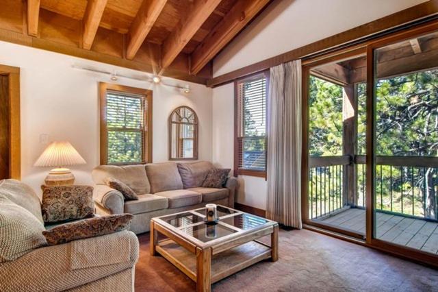 トラッキーにあるLess Than 1 Mile to Northstar Resort Getaway with Balconiesのソファとテーブルのあるリビングルーム