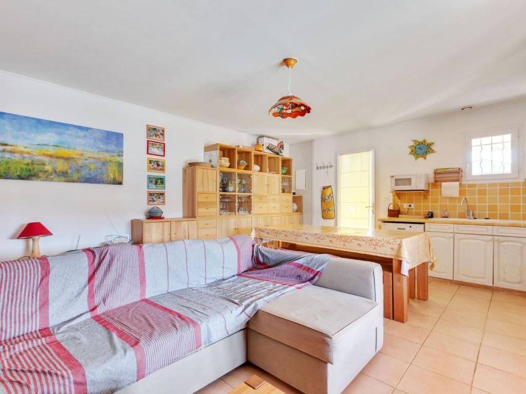 un salon avec un canapé et une table dans l'établissement Sunny Roquebrun Getaway, à Roquebrun