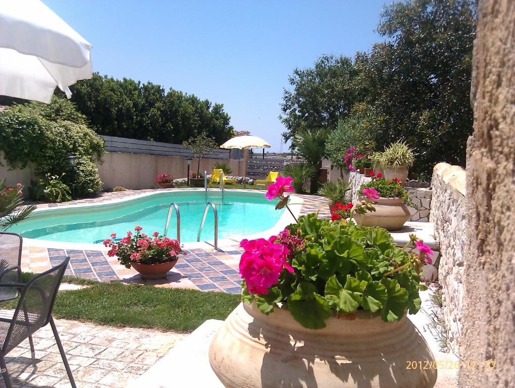 The swimming pool at or close to Holiday villa Gelso - Ragusa