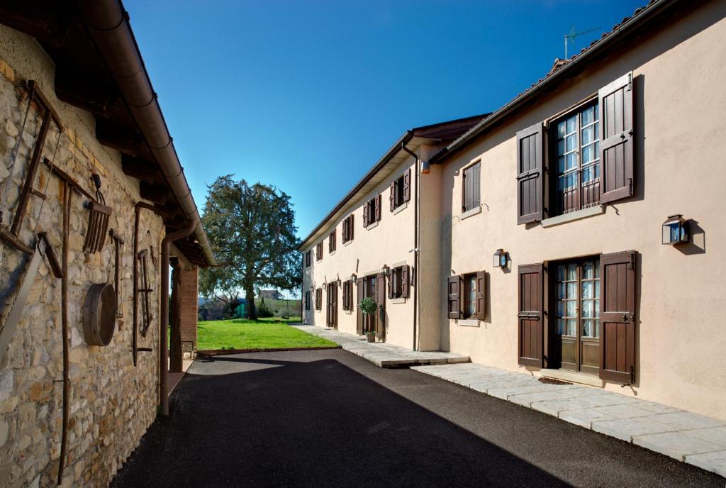 an alley between two buildings with a blue sky at Agriturismo La Vigna di Sarah in Vittorio Veneto