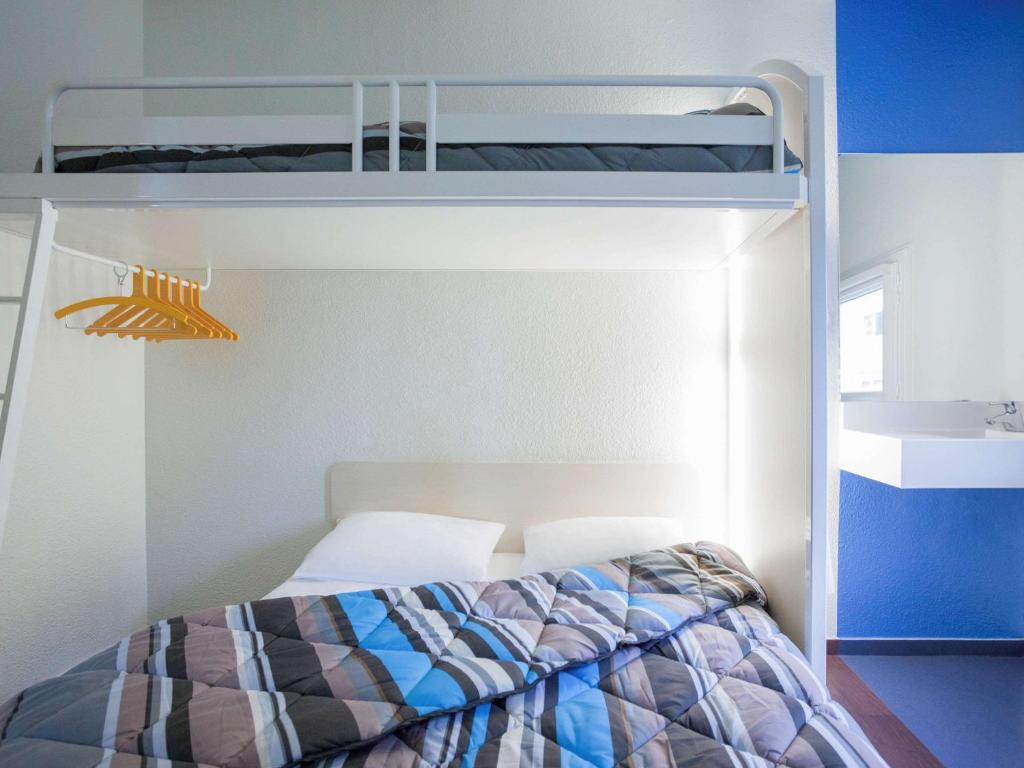 ein Schlafzimmer mit einem Etagenbett in einem Zimmer in der Unterkunft Hôtel F1 Verdun in Verdun-sur-Meuse