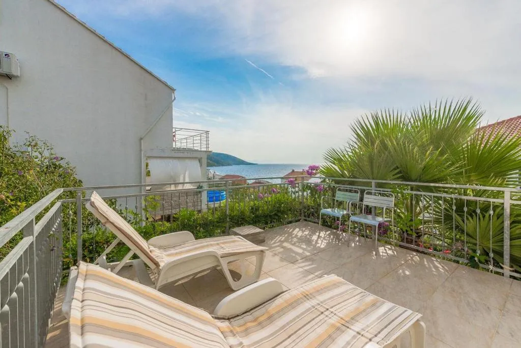 Apartments by the sea Businci, Ciovo - 7560, Centola, Croatia