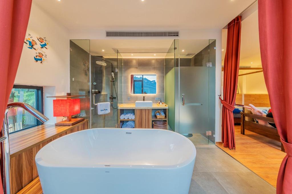 TV a/nebo společenská místnost v ubytování Enshi Grand Canyon Yutan Muyun Guesthouse