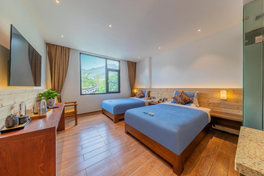 Postel nebo postele na pokoji v ubytování Enshi Grand Canyon Yutan Muyun Guesthouse