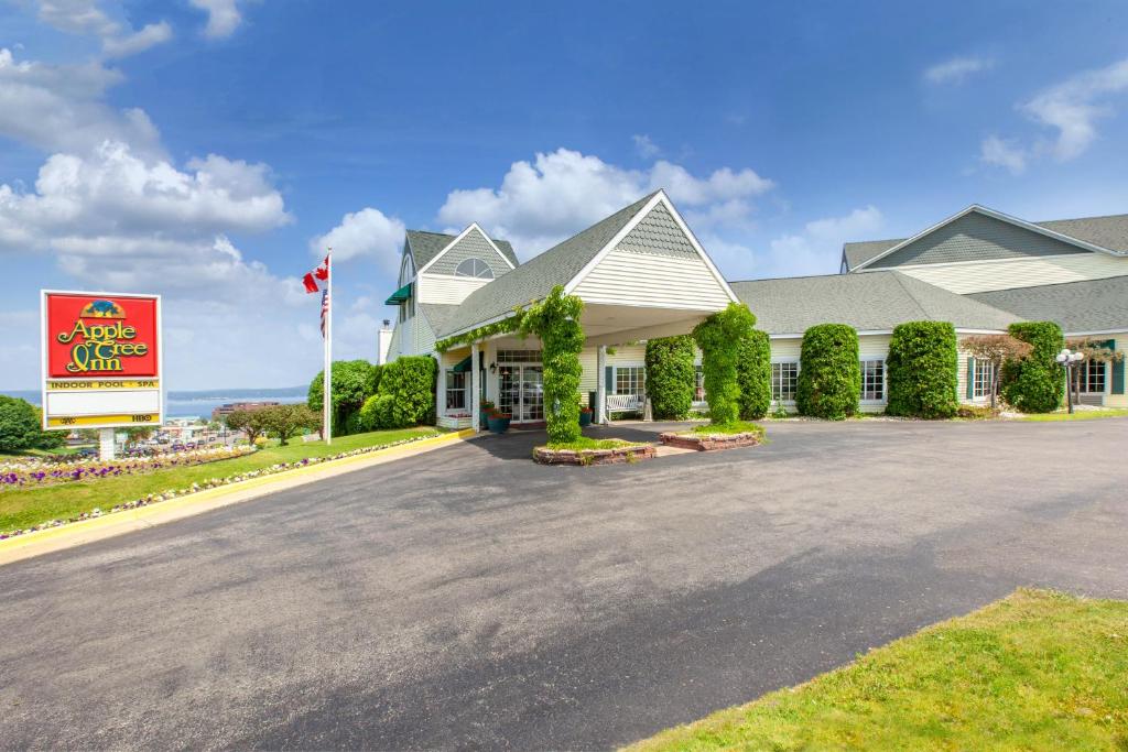 un hôtel avec un panneau devant un bâtiment dans l'établissement Apple Tree Inn; SureStay Collection by Best Western, à Petoskey