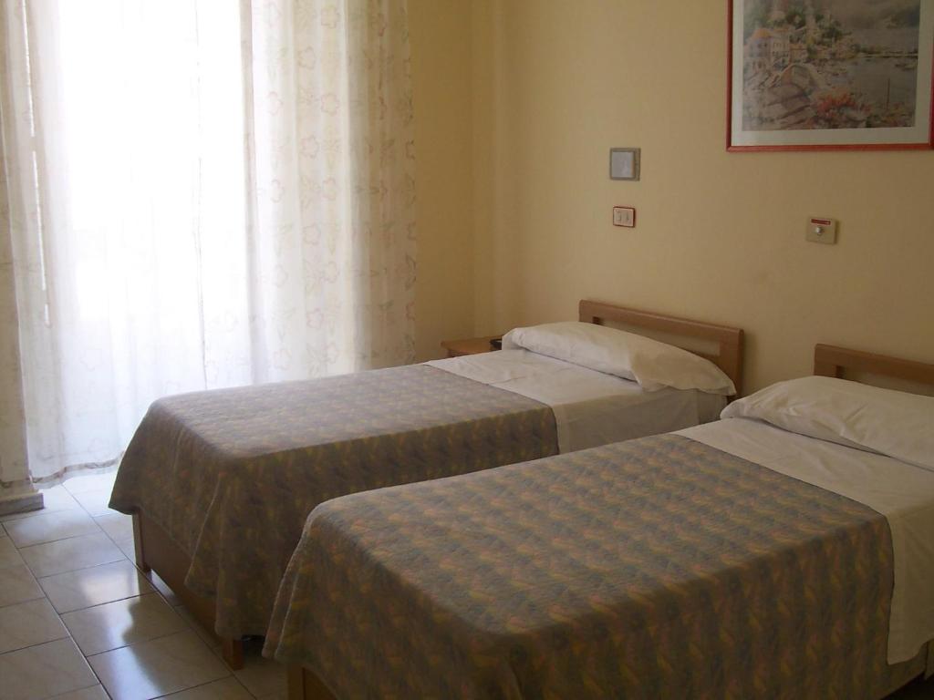 Postel nebo postele na pokoji v ubytování Hotel Pensione Romeo