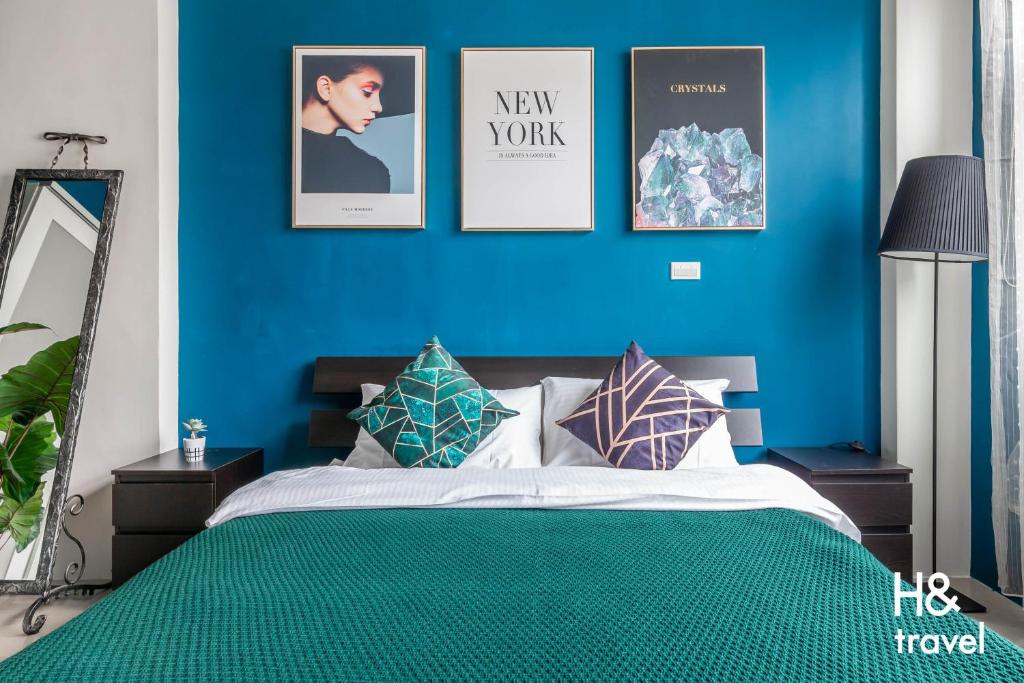 - une chambre avec un mur bleu et un lit dans l'établissement i LIFE De'an, à Hualien