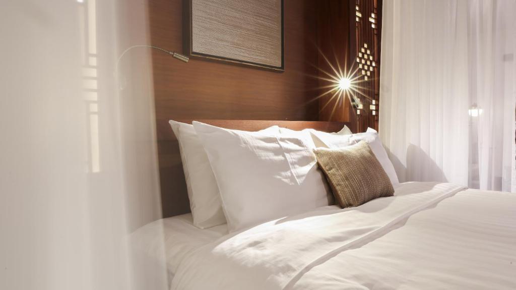 Postel nebo postele na pokoji v ubytování Amanjaya Pancam Suites Hotel