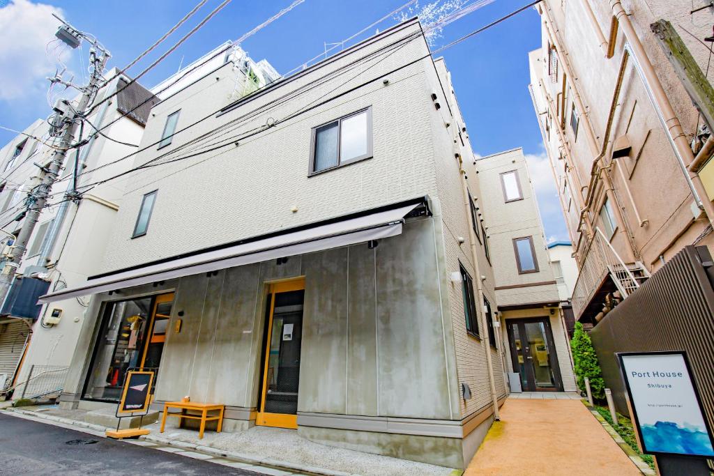 um edifício ao lado de uma rua em Port House Shibuya em Tóquio