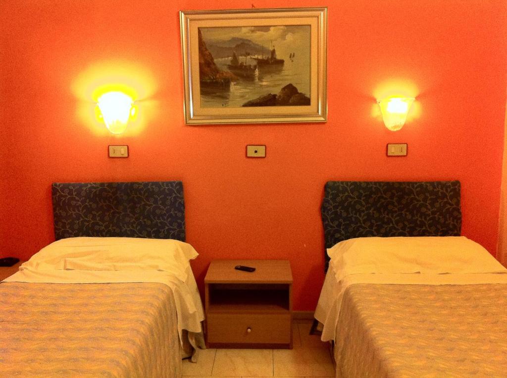 Postel nebo postele na pokoji v ubytování Hotel Pensione Romeo
