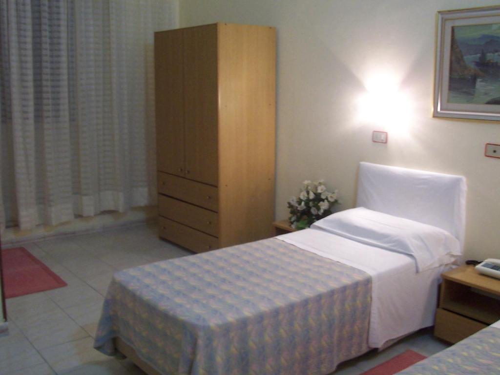 Postel nebo postele na pokoji v ubytování Hotel Pensione Romeo