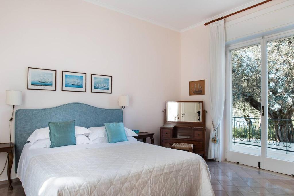 Łóżko lub łóżka w pokoju w obiekcie Villa Donna Elisa Sorrento