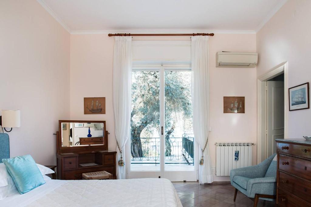 Telewizja i/lub zestaw kina domowego w obiekcie Villa Donna Elisa Sorrento