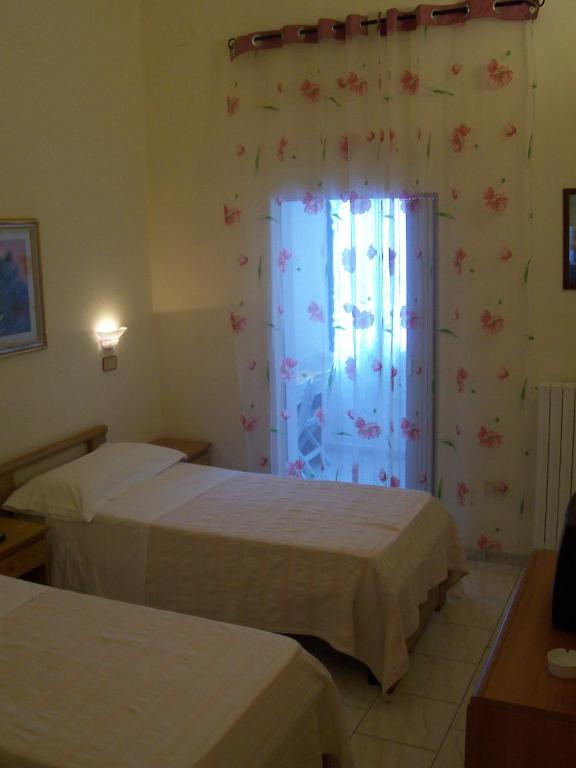 Postel nebo postele na pokoji v ubytování Hotel Pensione Romeo