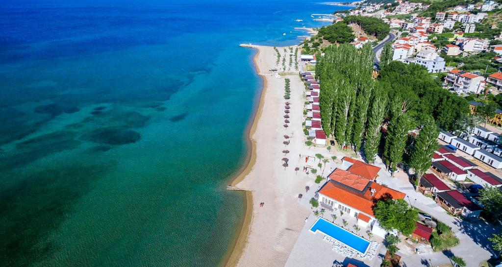 eine Luftansicht auf einen Strand und das Meer in der Unterkunft Mobile Homes Camp Galeb in Omiš