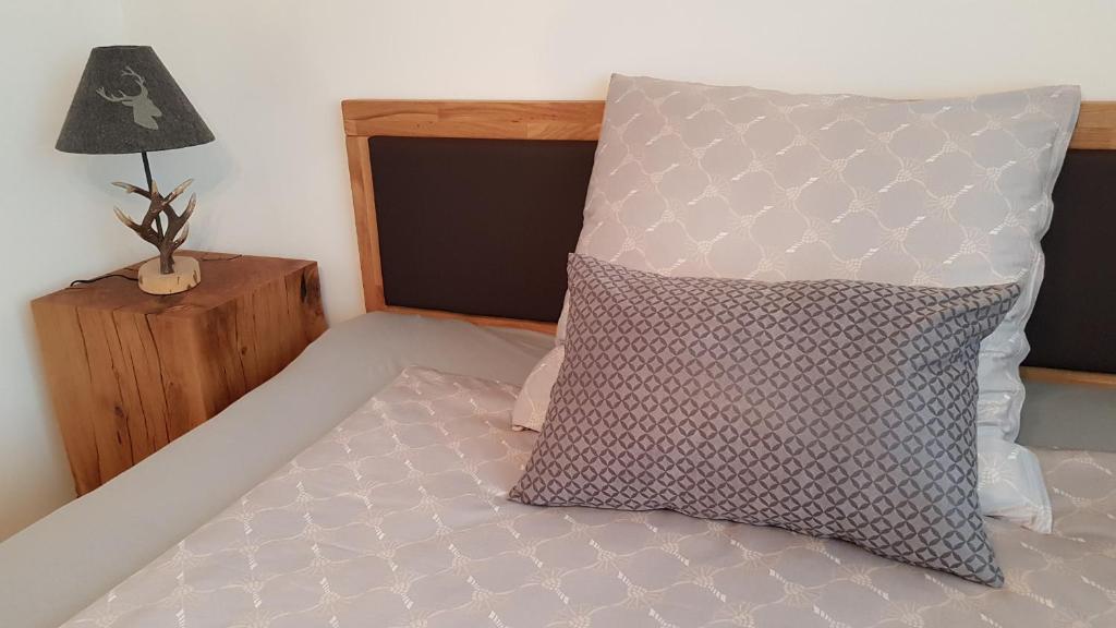 A bed or beds in a room at Gästehaus Sabine