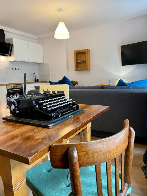 Televízia a/alebo spoločenská miestnosť v ubytovaní apartament Hrabala
