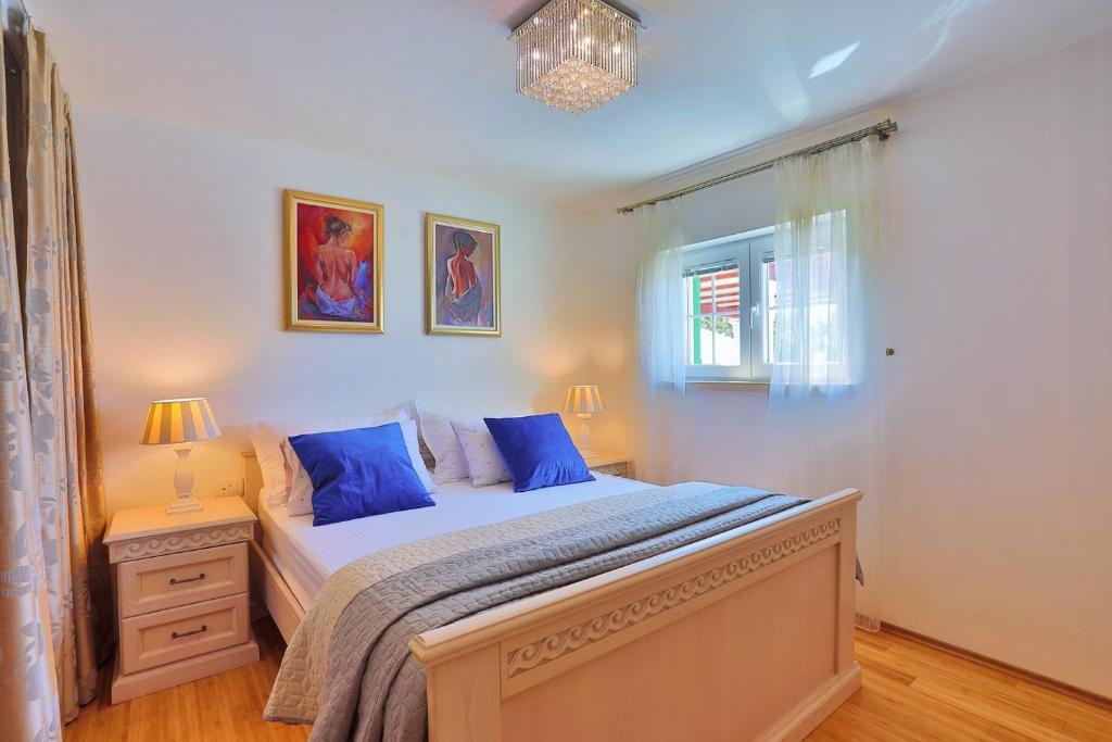 Posteľ alebo postele v izbe v ubytovaní Luxury VILLA MAJA with whirlpool, heated pool, gym, sauna, panoramic sea views