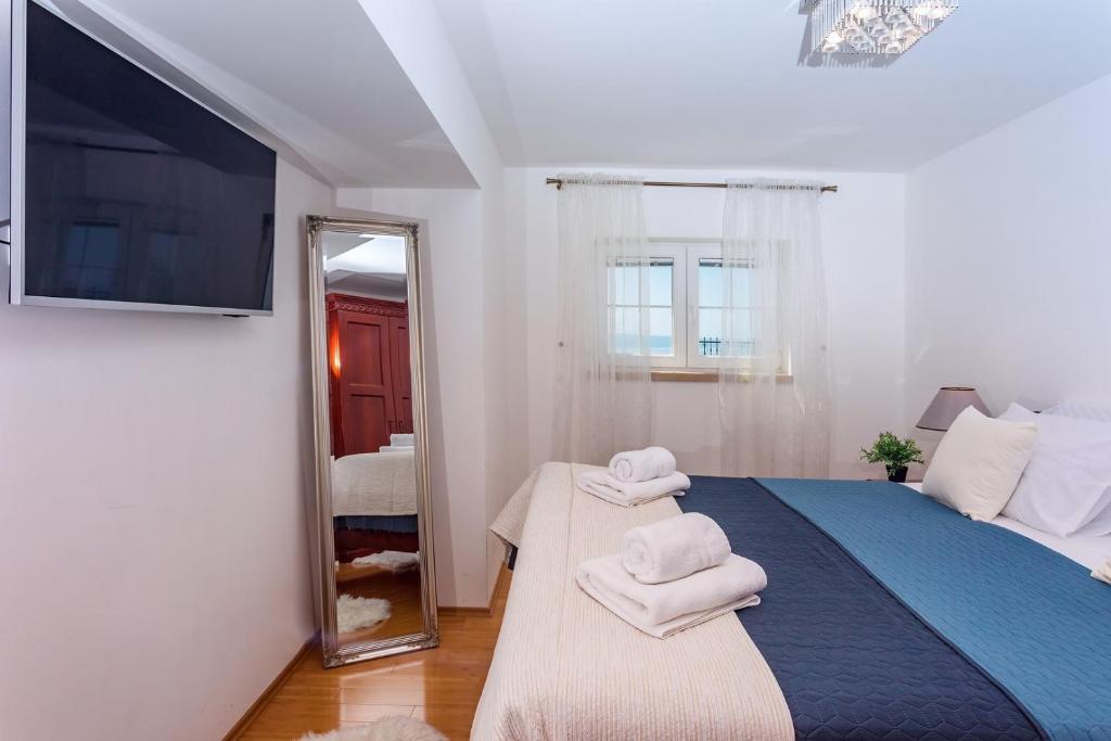 Posteľ alebo postele v izbe v ubytovaní Luxury VILLA MAJA with whirlpool, heated pool, gym, sauna, panoramic sea views