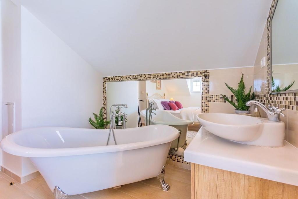 Kúpeľňa v ubytovaní Luxury VILLA MAJA with whirlpool, heated pool, gym, sauna, panoramic sea views