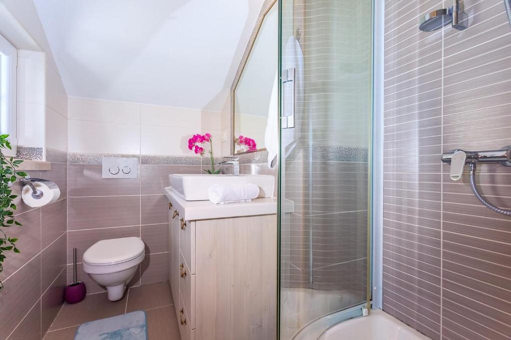 Kúpeľňa v ubytovaní Luxury VILLA MAJA with whirlpool, heated pool, gym, sauna, panoramic sea views