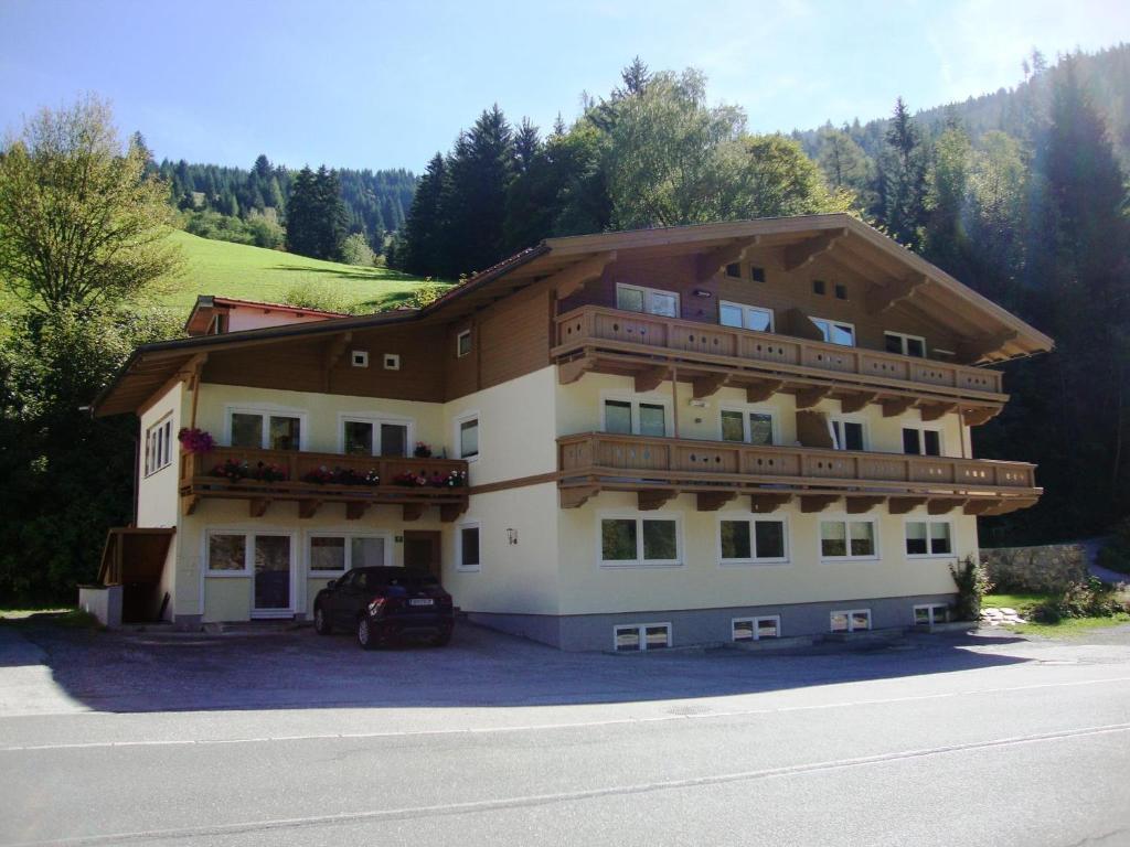 a large building with a balcony on top of it at Apartment Fleißner in Dienten am Hochkönig