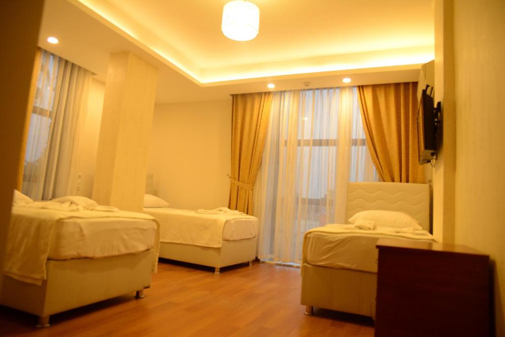 Una cama o camas en una habitación de Derya Hotel