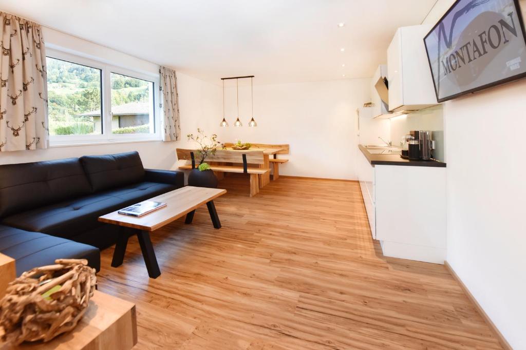 Ferienwohnung Saxenhammer في فاندنس: غرفة معيشة مع أريكة وطاولة