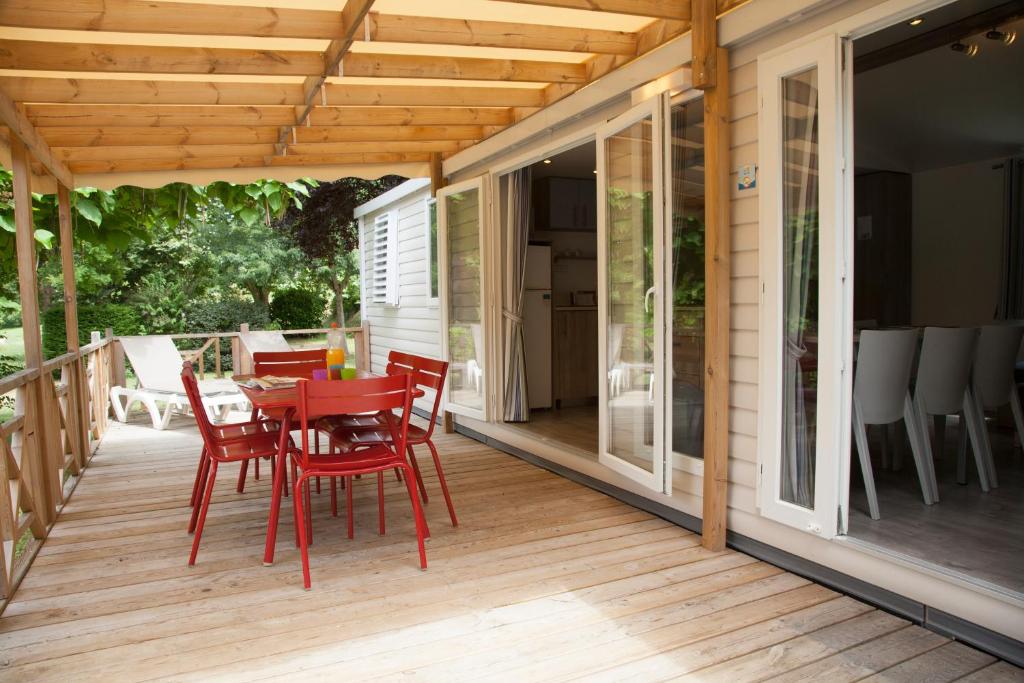 Balcon ou terrasse dans l&#39;&eacute;tablissement Camping RCN Le Moulin de la Pique