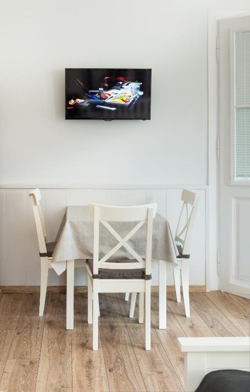 Televízia a/alebo spoločenská miestnosť v ubytovaní Provence Apartmanok