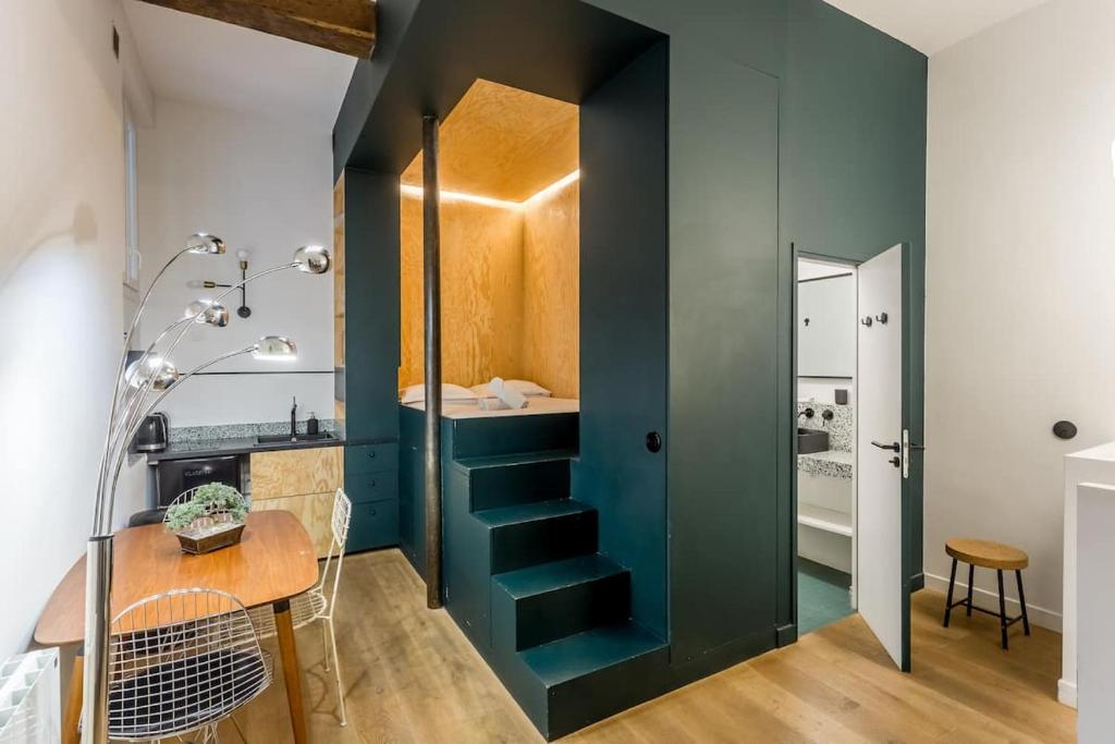 Cette chambre est dotée d'un mur bleu avec un escalier. dans l'établissement SLEEPOO - Cocooning 6, à Paris