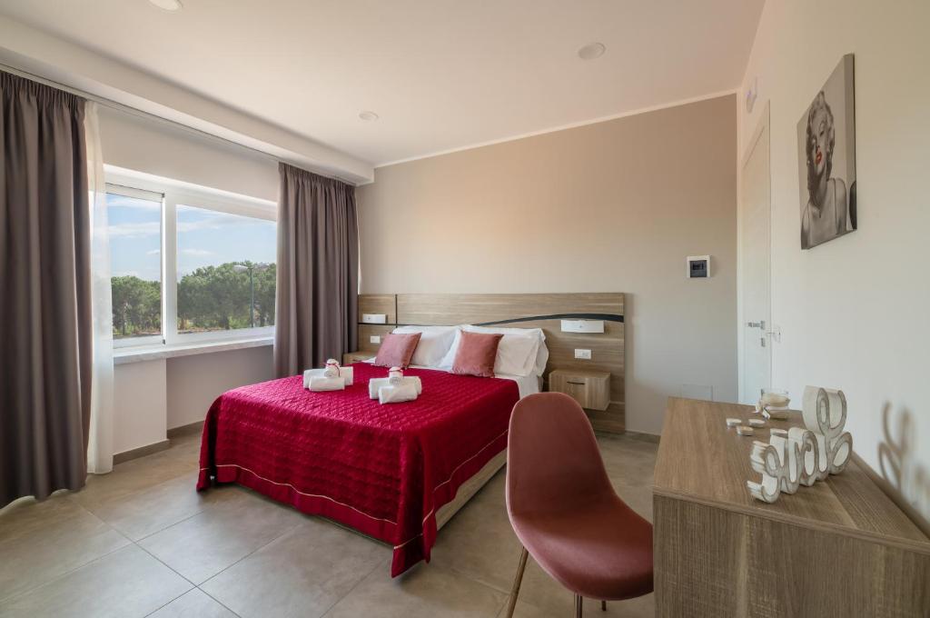 Habitación de hotel con cama con manta roja en La Maison du Flavien en Nápoles