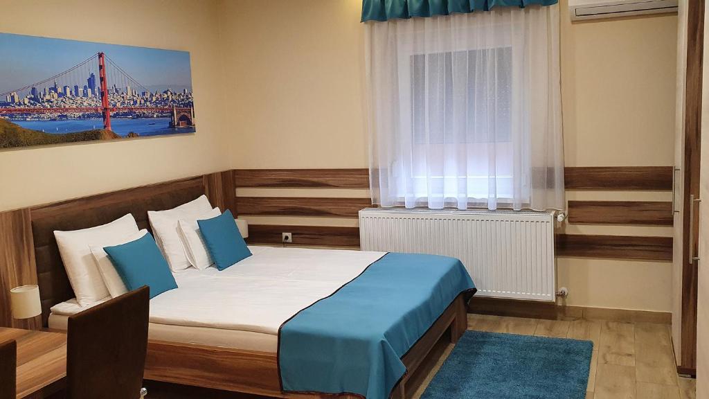Posteľ alebo postele v izbe v ubytovaní Irány Colorado Apartman