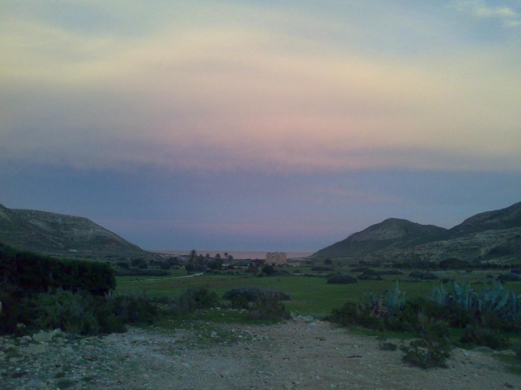 uma vista para um campo com montanhas ao fundo em Complejo La Ermita em Rodalquilar