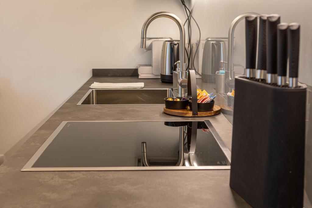 Kuchyňa alebo kuchynka v ubytovaní BePlace Garibaldi Suites