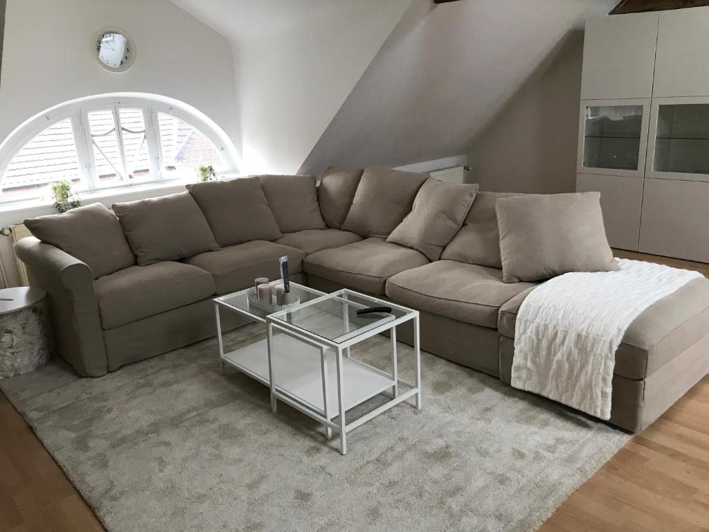 ein Wohnzimmer mit einem Sofa und einem Tisch in der Unterkunft Ferienwohnung Haus Heimes in Nettetal
