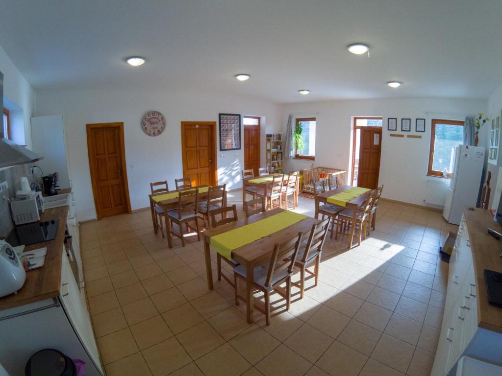 Kuchyň nebo kuchyňský kout v ubytování Kun Pista Vendégház