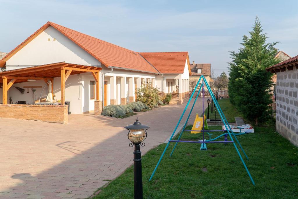 Herní místnost nebo prostor pro děti v ubytování Kun Pista Vendégház