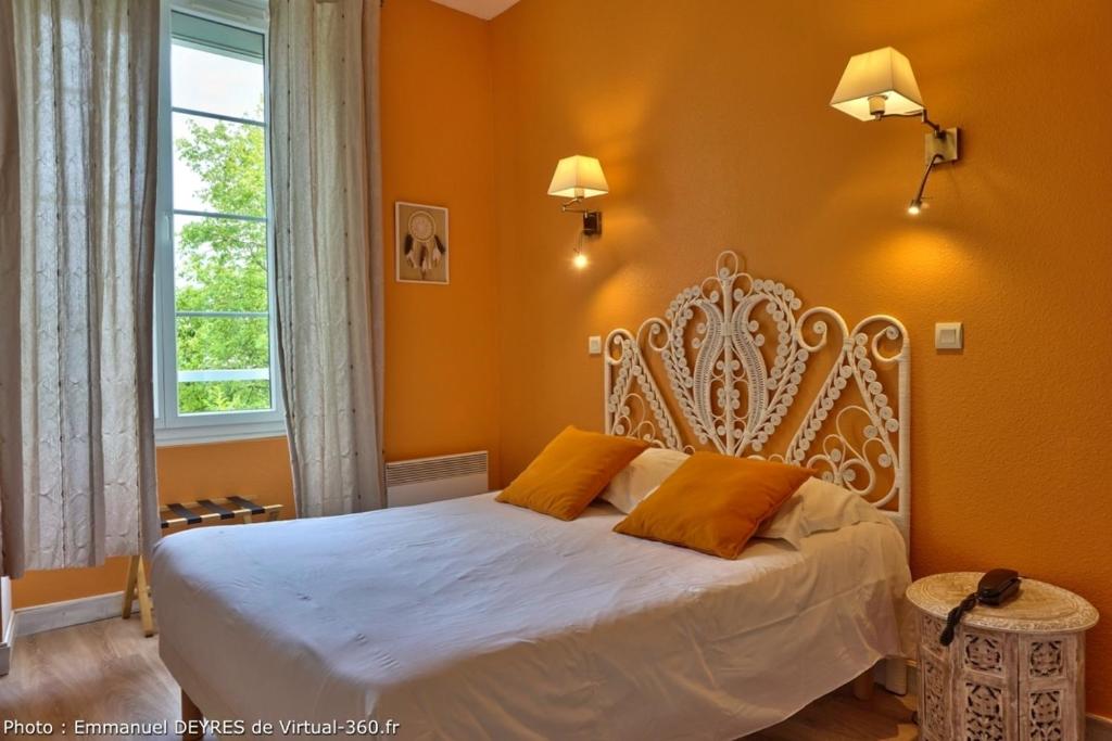 Postel nebo postele na pokoji v ubytování Queen Serenity Hotel