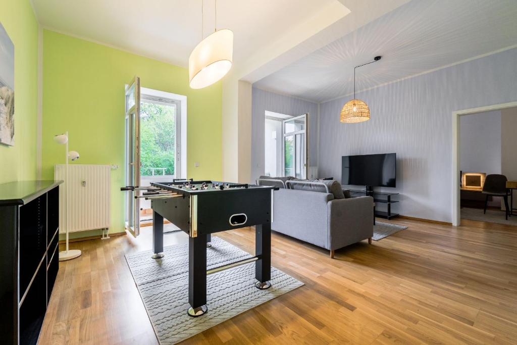 een woonkamer met een tafeltennistafel. bij Große Freiheit in Leipzig