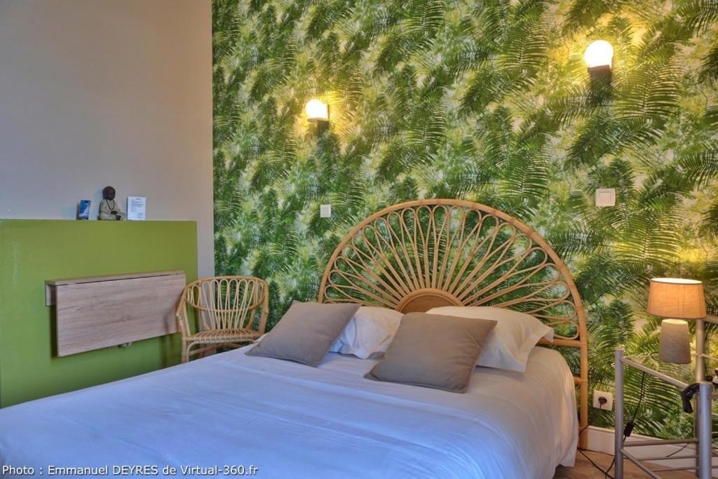Postel nebo postele na pokoji v ubytování Queen Serenity Hotel