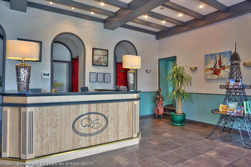 a salon with a reception desk in a room at Queen Serenity Hotel in Redon