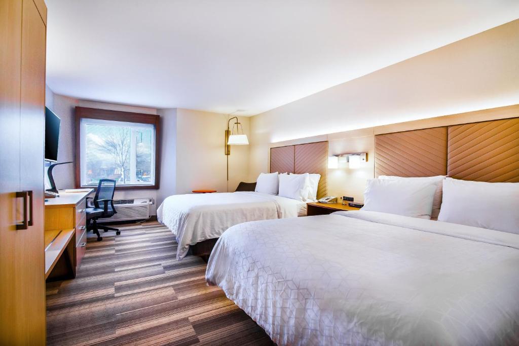 Postel nebo postele na pokoji v ubytování Holiday Inn Express & Suites Langley by IHG